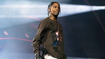 Tras lo sucedido en el Festival Astroworld, donde ocho personas murieron, los asistentes han comenzado a demandar a Travis Scott. Aqu&iacute; los detalles.