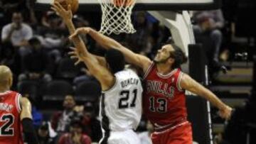 Joakim Noah para en falta a Tim Duncan en el pasado Spurs-Bulls. 