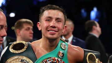 Gennady Golovkin posa con sus t&iacute;tulos mundiales del peso medio por la WBA, WBC e IBF.