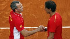 Rafael Nadal es felicitado por Alex Corretja tras ganar el partido de dobles ante Ucrania en la Copa Davis de 2013.