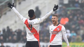 Miguel Borja y Lucas Beltrán en un partido de River Plate.