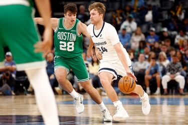 El base de los Memphis Grizzlies, Cam Spencer, dribla mientras el base de los Boston Celtics, Hugo González, defiende durante el tercer cuarto en el FedExForum