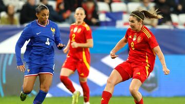 Nice (France), 03/12/2024.- Estelle Cascarino (L) of France and Mariona Caldentey (R) of Spain in action during the Women's international friendly soccer match between France and Spain in Nice, France, 03 December 2024. (Futbol, Amistoso, Francia, España, Niza) EFE/EPA/SEBASTIEN NOGIER