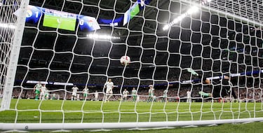 Ejecutó con tranquilidad a su derecha. No ajustó mucho el tiro pero engañó por completo a Rui Silva.