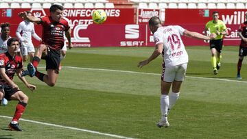 Alfredo Ortu&ntilde;o remata a porter&iacute;a para conseguir el 1-0 para el Albacete durante su partido ante el Mirand&eacute;s de LaLiga Smartbank.