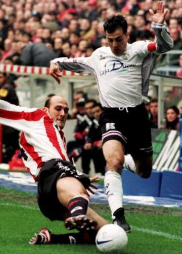 Mart¨ªn Vellisca supera a Roberto R¨ªos en un partido contra el Athletic de Bilbao, (14 marzo de 1999).