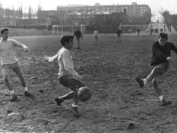 Jugó desde joven en las categorías inferiores del Athletic Club hasta 1962, año en el que pasa a formar parte del primer equipo. 