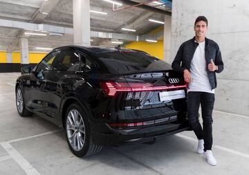 La plantilla del Real Madrid recibe sus nuevos coches