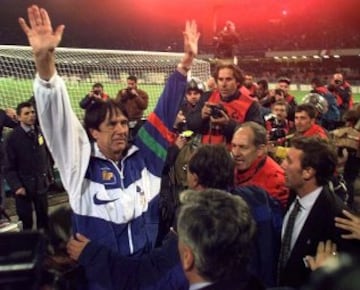 Cesare Maldini celebra la clasificación de Italia para el Mundial de Francia de 1998.