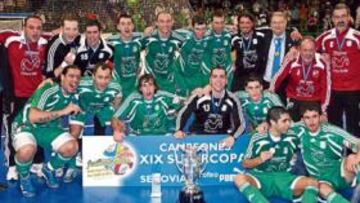 <b>CAMPEONES 2009. </b>Los jugadores del Inter Movistar, con su trofeo de supercampeones de España.