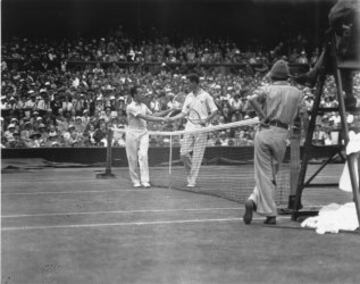 5 de Julio de 1933, Henri Cochet (izquierda) felicita a Ellsworth Vines tras perder la semifinal de Wimbledon. 