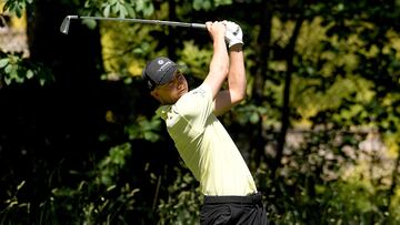 El golfista mexicano Carlos Ortiz golpea la bola durante el LIV Golf Invitational de Portland.