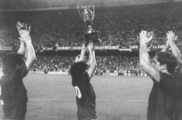 Maradona alza la Copa de la Liga que ganó con el Barcelona en 1983 en el Camp Nou.