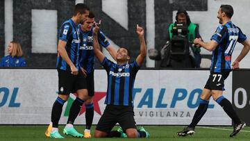 Luis Fernando Muriel celebra su gol 100 en el fútbol italiano.