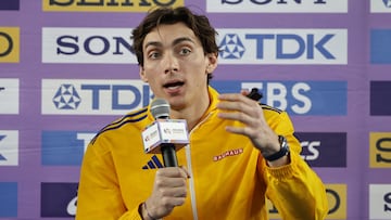 Armand Duplantis durante la rueda de prensa de los Mundiales de Atletismo de pista cubierta en China.