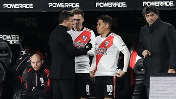 River Plate's team coach Marcelo Gallardo (2nd L) gives instructions to Colombian midfielder Juan Fernando Quintero (R) and midfielder Agustin Palavecino during their Argentine Professional Football League Tournament 2022 match against Lanus at El Monumental Antonio Liberti stadium in Buenos Aires, on June 25, 2022. (Photo by ALEJANDRO PAGNI / AFP)