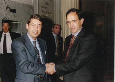 Arrate llegó al cargo en 1994, después de ganar las elecciones. Cuatro años antes las perdió. Durante su etapa, el club se caracterizó por ser un equipo comprador, con jugadores como Joseba Etxeberría, Bittor Alkiza o Jon Andoni Goikoetxea. En sus primeros años, el club logró la peor clasificación histórica en Liga hasta la fecha, decimoquintos. Su etapa dorada llegó con el fichaje de Luis Fernández en el banquillo, logrando que el equipo fuera subcampeón en la 97-98, por detrás del Barça. Al año siguiente, lograron jugar la Champions, 14 años después. La jugaron tras pasar la fase previa ante el Dinamo Tbilisi, pero quedaron últimos en su grupo, formado por la Juventus, el Galatasaray y el Rosenborg. Evitó la marcha de Julen Guerrero al Real Madrid, pero no así la de Karanka. Dejó el cargo en 2001.