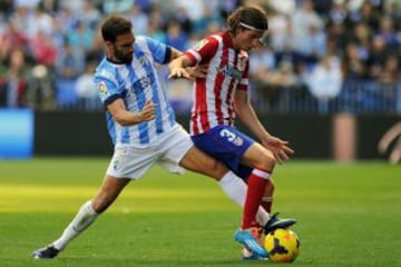 Jesús Gámez intenta quitarle el balón a Filipe Luís.