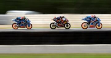 Alex Marquez,  Jack Miller  y Alex Rins durante la carrera de Moto3 del Gran Premio de la República Checa 