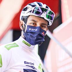 Egan Bernal ya luce el maillot blanco en la Vuelta a España