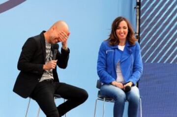 Pep Guardiola habló ante una multitud que le esperaba en el City Football Academy en Manchester.