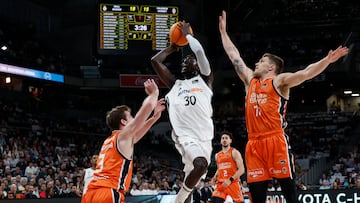 Eli Ndiaye supera la defensa del Valencia Basket.