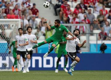 Mohammed Al-Breik robándole el balón a Mohamed Salah.   