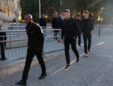 La plantilla del Valencia en el tanatorio de Valencia para despedir a José Manuel Ochotorena.