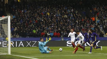 Ben Yedder y Handanovic.