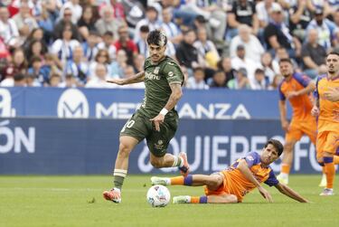 No cuenta para las estadísticas, pero lo cierto es que Juan Cruz se apuntó el pase de gol en el tanto de Diego García. No suma porque Alfonso Herrero paró el primer remate, pero la jugada del 10 pepinero; y el continuo peligro que llevó durante todo el partido, valen su lugar en el once.