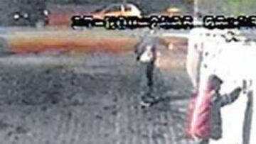 <b>IN FRAGANTI. </b>En el vídeo tomado el pasado domingo se aprecia a los dos individuos