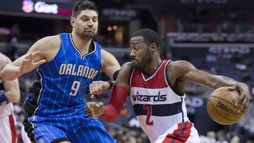 MR13. WASHINGTON (DC, EE.UU.), 06/12/2016.- El jugador de Magic Nikola Vucevic (i) sigue a John Wall (d) de Wizards, hoy, martes 6 de diciembre de 2016, durante un partido entre Magic y Wizards por la NBA en el Verizon Center de Washington (DC, EE.UU.). EFE/Michael Reynolds