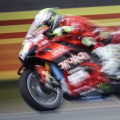 Bautista pesca en el río revuelto de Assen