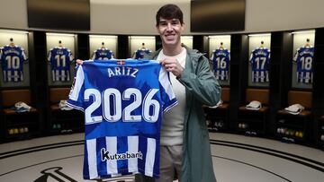 Aritz Elustondo posa en el vestuario del Reale Arena