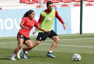 Los jugadores del Atlético de Madrid y las jugadoras del equipo femenino han disputado un partidillo. 