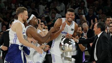 Walter Tavares, pívot del Madrid, sonríe tras ser proclamado MVP de la Supercopa 2022.