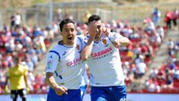Pedro y Rico celebran el gol de este &uacute;ltimo en Girona.