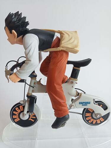 ‘Dragon Ball Z’: la mítica portada de Goku en bicicleta se convierte en una genial figura junto a Gohan
