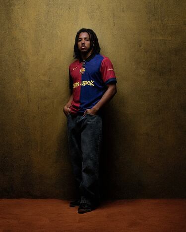 Koundé con la nueva camiseta del Fútbol Club Barcelona que lucirá durante el Clásico del  el próximo 11 de mayo.