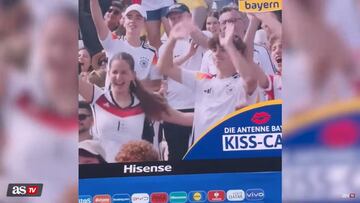 Enfocaron a dos hinchas alemanes en la “kisscam” y pasó algo insólito: es viral