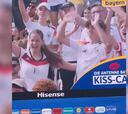 Enfocaron a dos hinchas alemanes en la “kisscam” y pasó algo insólito: es viral