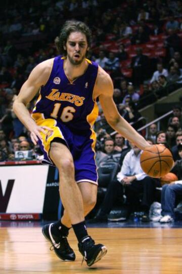 Pau lleg a Los Angeles Lakers en 2008. Con el conjunto angelino gan dos anillos de la NBA, el 2009 y 2010.