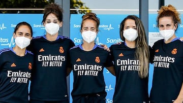 Lorena, Esther, Maite Oroz, Ortiz y Tere Abeillera en el reconocimiento médico.