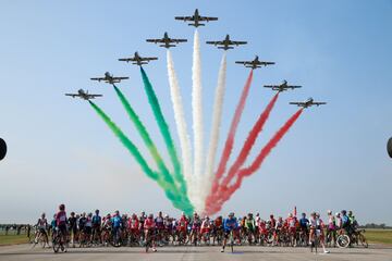 La unidad acrobática de la Fuerza Aérea Italiana Frecce Tricolori ha pasado sobre el pelotón con los colores de la bandera italiana antes del inicio de la etapa. 