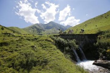 La jornada transcurre entre las localidades de Pau y Bagnères de Luchon.
