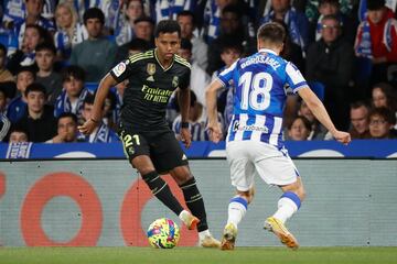 Rodrygo encara a Gorosabel en una jugada del partido en Anoeta.