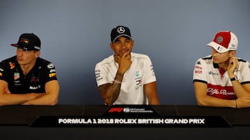Max Verstappen, Lewis Hamilton y Charles Leclerc en una rueda de prensa.