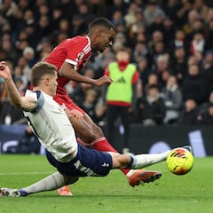 La otra toma del gol y lesión de Aleksander Isak con el Liverpool