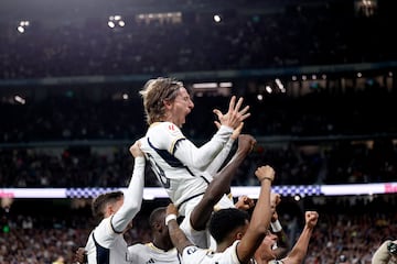 El futbolista croata celebra en el Bernabéu su gol al Sevilla que le dio los 3 puntos al equipo madridista.