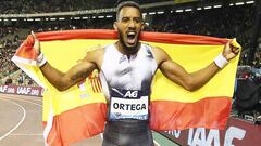 Orlando Ortega posa con la bandera de Espa&ntilde;a tras ganar los 110 metros vallas en el Memorial Van Damme IAAF Diamond League de Bruselas.